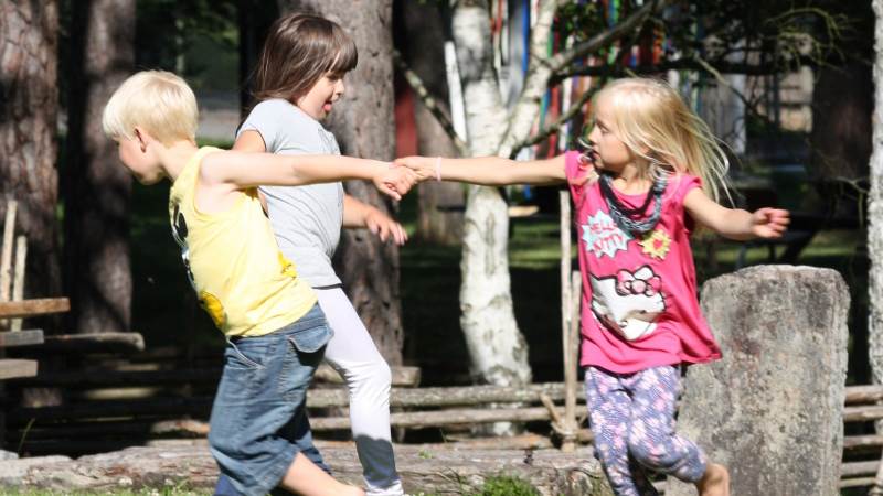 Lekande barn på gården. Lekande barn på gården.